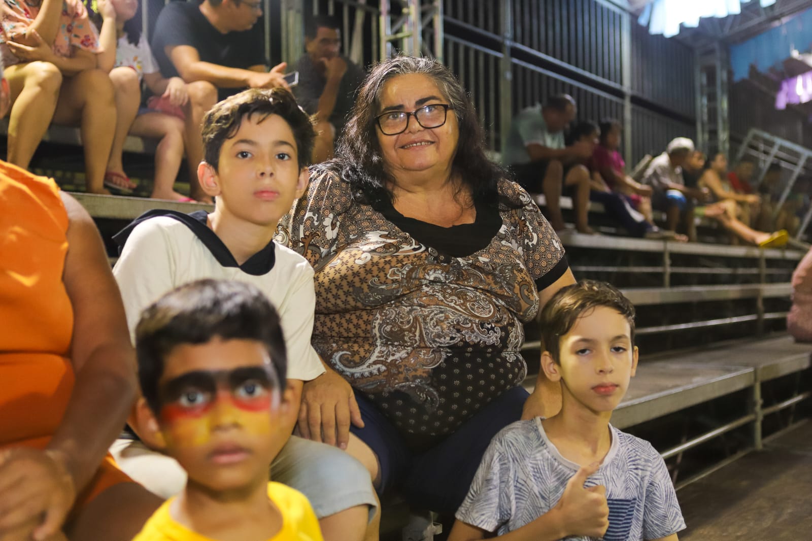 Rejane Ribeiro com os netos na arquibancada da domingos olímpio